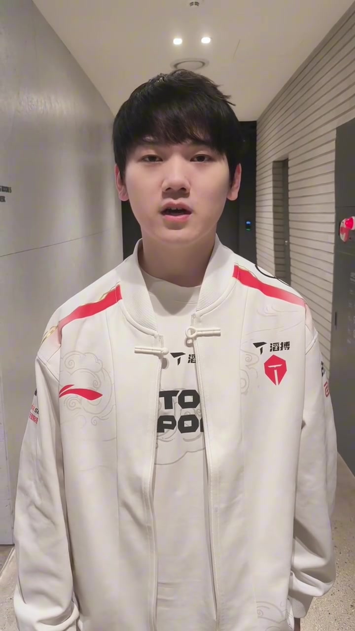 TES工作人员更新动态：选手参加媒体日采访，之后将回去继续训练