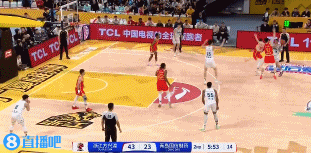 止血！杨瀚森空切篮下无人管 打板轻松拿到两分