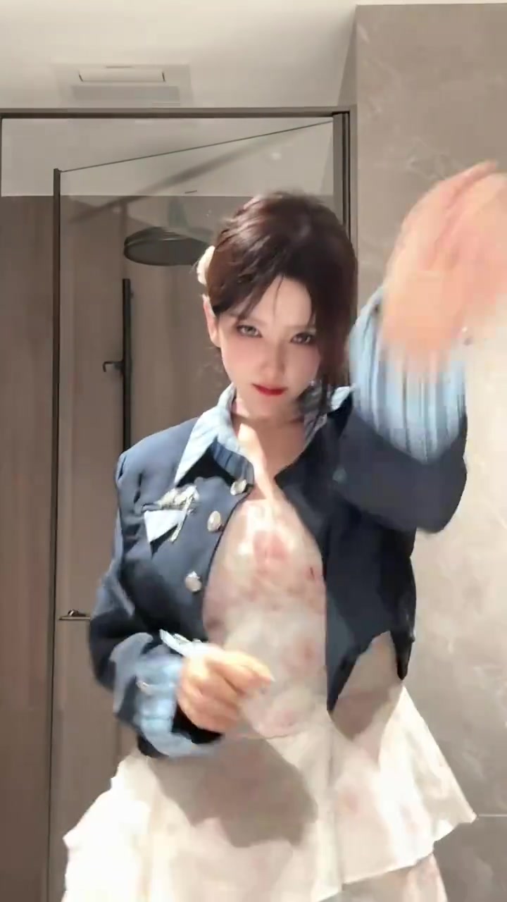 老艺术家怎么还笑场了？LPL解说Rita分享舞蹈视频：谁在看小宝跳舞