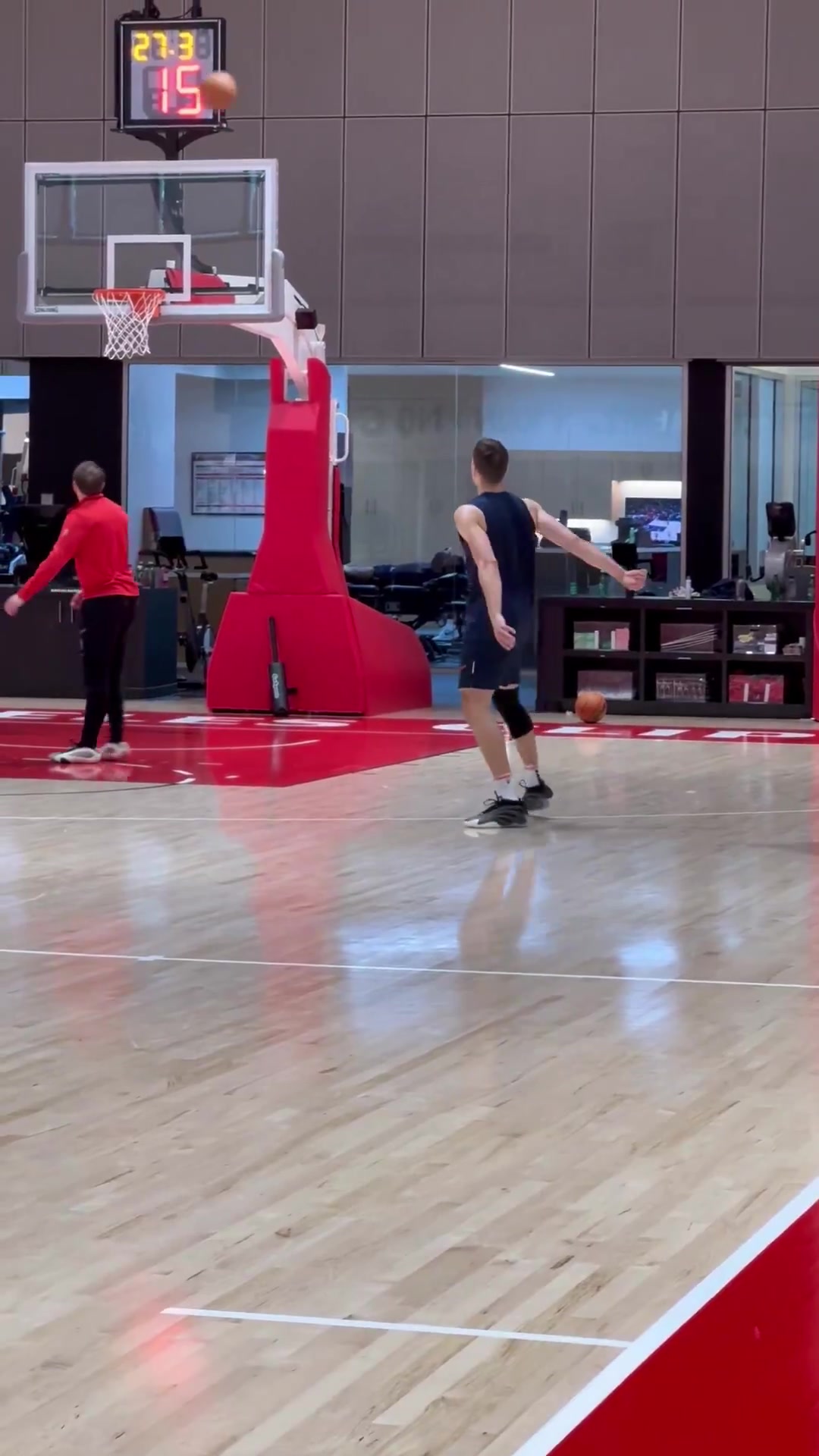 🤗快船全队训练结束后 哈登和博格丹一起加练三分~