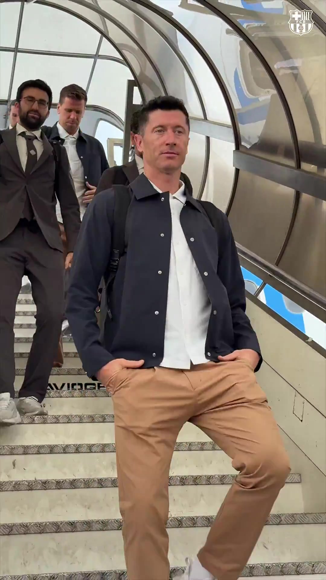 大战在即！巴萨全队抵达米兰城，莱万带头走下飞机