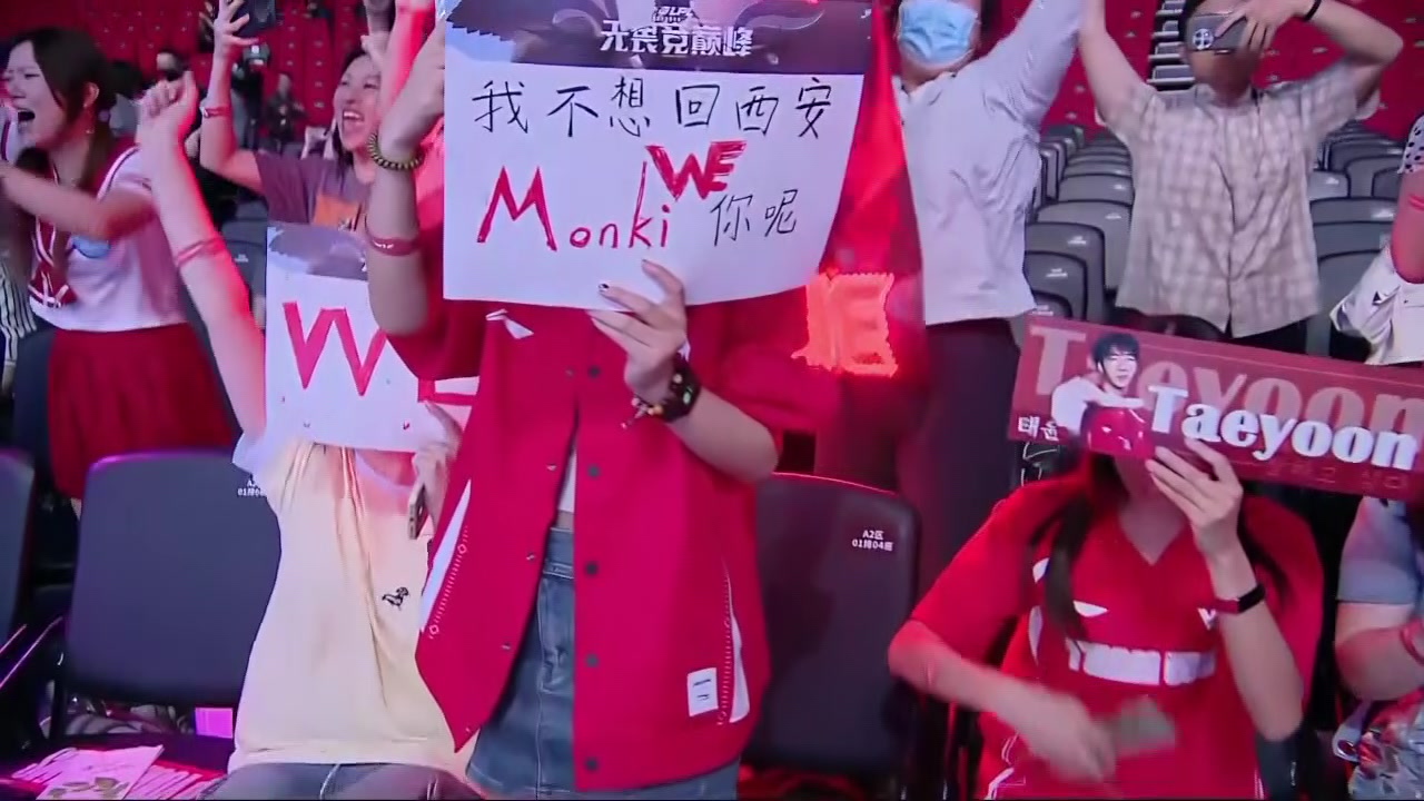 客场大胜JDG，Monki赛后咧牙大笑碰拳，反观JDG众人神情凝重